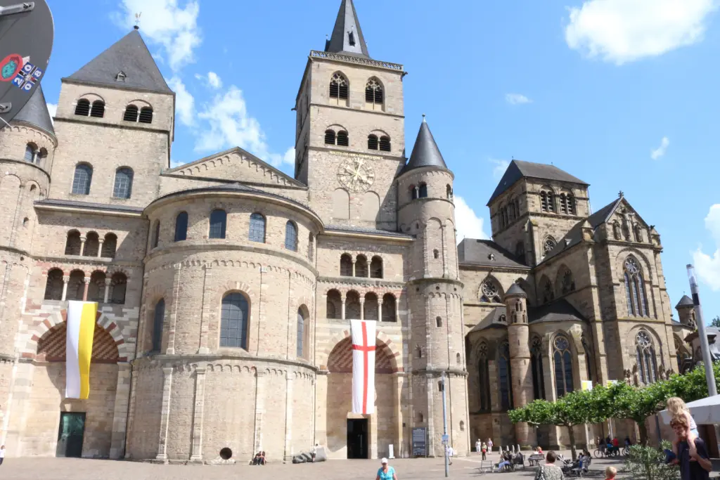 Eine der Sehenswürdigkeiten rund um Trittenheim - die Domkirche St. Peter in Trier
