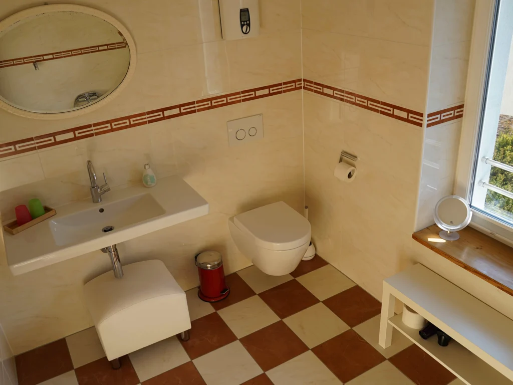 Ferienwohnung Trittenheim an der Mosel Badezimmer eins von zwei